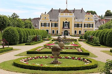 Schloss Hohenaltheim mit Garten
