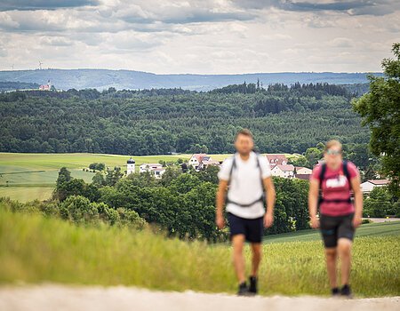 Zwei Wanderer an der Weidenkapelle bei Fremdingen