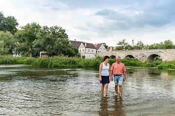 Wanderer in der Wörnitz bei Harburg