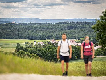 Zwei Wanderer an der Weidenkapelle bei Fremdingen