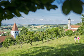 Wanderer bei unterwegs bei Mönchsdeggingen