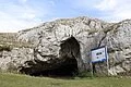 Die große Ofnethöhle hat einen breiten Eingang. Im rechten Bereich ist er höher, sodass man stehen kann. Neben dem Eingang befindet sich eine Informationstafel.