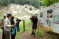 Ein Geoparkführer an der Infotafel bei der Alten Bürg mit Teilnehmern einer Geopark-Führung