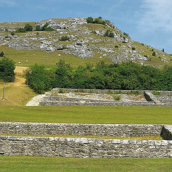 Die Überreste der Mauern einer Villa Rustica am Fuße des Riegelbergs