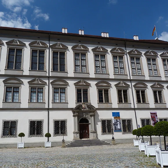 Außenansicht des Residenzschlosses Oettingen Blick auf das Residenzschloss mit seinen vielen, hohen Fenstern