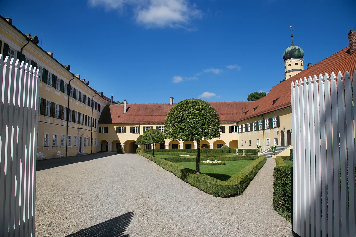Schloss Wallerstein Blick vom Eingangstor auf Schloss Wallerstein