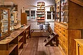 Alter Krämerladen mit Verkaufstheke und Warenschrank