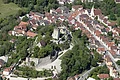 Die Burg Pappenheim von oben aufgenommen. Man hat einen guten Blick auf die gesamte Anlage mit Garten und Bäumen. Rechts sind auch viele Pappenheimer Häuser zu sehen.