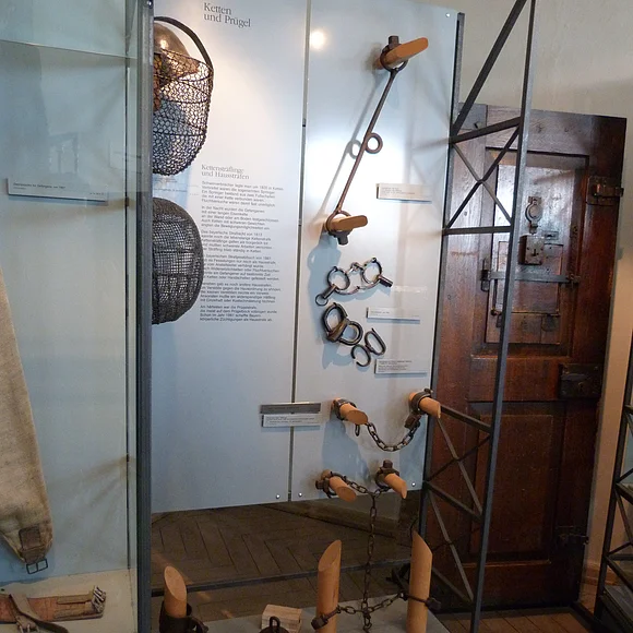 Folterwerkzeug, Ausstellung Hinter Gittern im Strafvollzugmuseum Kaisheim Ausgestelltes Folterwerkzeug in einer Vitrine