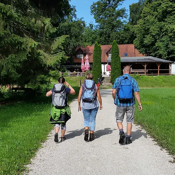 Einkehrschwung Wanderer auf den letzten Metern zur Einkehr in der Waldschänke Eisbrunn, die im Hintergrund zu sehen ist.
