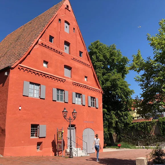 Das scharlachrote Gebäude vom Heimatmuseum auf der Altstadtinsel.