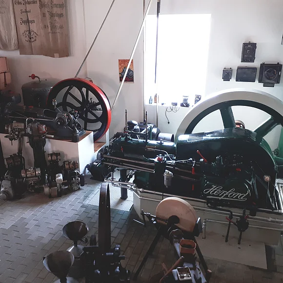 Blick auf verschiedene Maschinen im Land- und Technikmuseum Unterschneidheim
