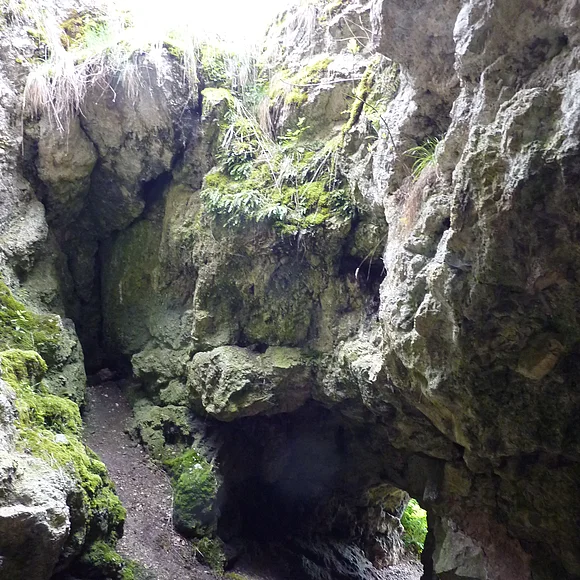 Der Innenbereich der Hexenküche bei Lierheim, der nach oben hin offen ist.