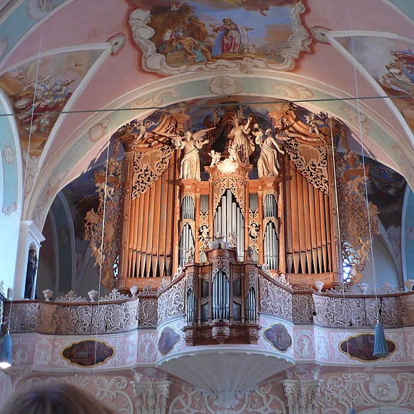 Die Empore in der Klosterkirche Maihingen mit ihrem prachtvollen Chorgestühl und ihrer berühmten Barockorgel, auf deren Orgelpfeifen schön geschnitzte Engel thronen.