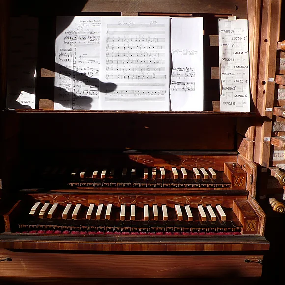 Blick auf die Orgel mit ihren Registern und Tasten.