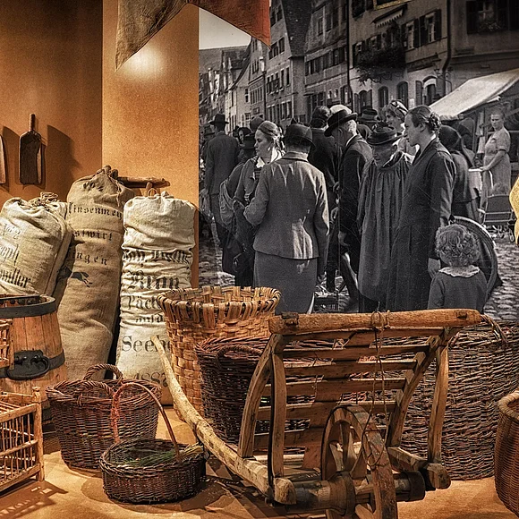 Heimatmuseum Oettingen, Dauerausstellung Blick auf einen alten Karren, alte Säcke und Körbe usw.