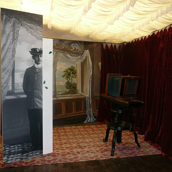 Fotoatelier im Heimatmuseum in Oettingen Blick in ein Fotoatelier mit alter Kamera anno dazumal
