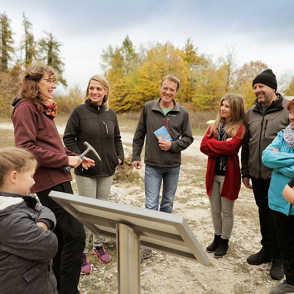 Eine Führerin mit Interessierten im Geotop Lindle