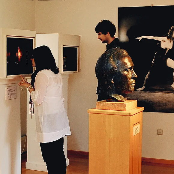 Schaukästen + Bühnenbilder Zwei Besucher betrachten die Schaukästen in der Werner-Egk-Begegnungsstätte