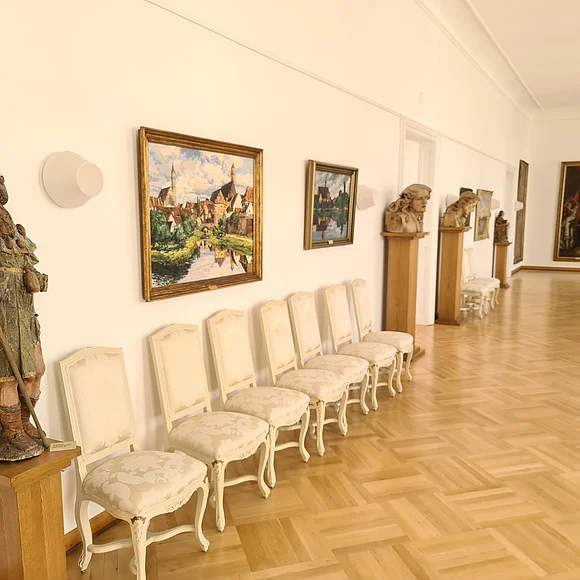 Blick auf gezeichnete Bilder - Anischten von Donauwörth - und verschiedene Statuen.