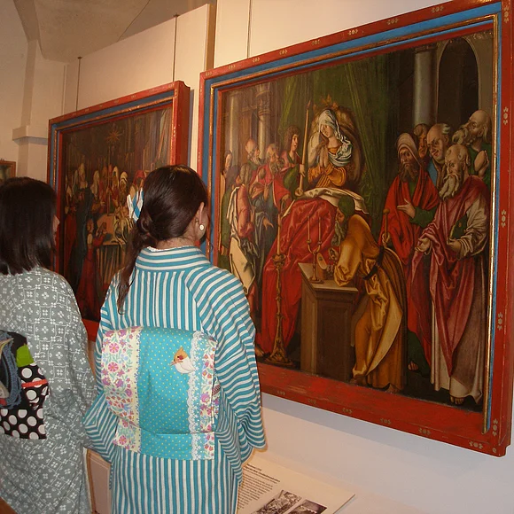 Exotische Besucher im Stadtmuseum Nördlingen Zwei Frauen in asiatischer Kleidung sehen sich ein Gemälde an