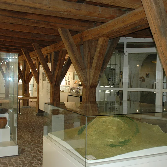 Vor- und Frühgeschichte am Ipf Blick auf Vitrinen mit Ausstellungsstücken zur Vor- und Frühgeschichte am Ipf