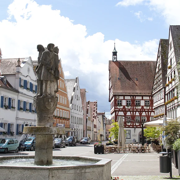 Blick auf den Marktplatz mit alten Fachwerkshäusern und Brunnen