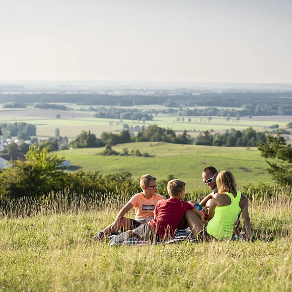 Herrliche Ausblicke auf der Monheimer Alb entdecken - hier vom Mähhorn in Huisheim Mähhorn Huisheim