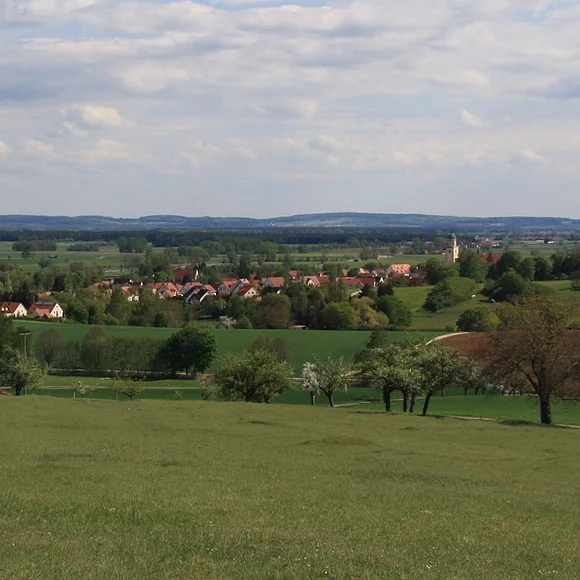 Roßfeld bei Oettingen Blick auf das idyllische Roßfeld bei Oettingen mit den Feldern und Dörfern.