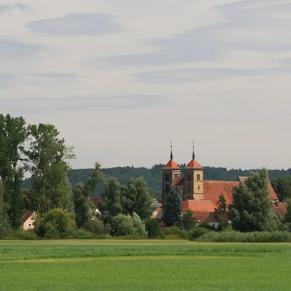 Blick auf Kloster Auhausen Blick auf das idyllisch, in der grünen Landschaft liegende, Kloster Auhausen.