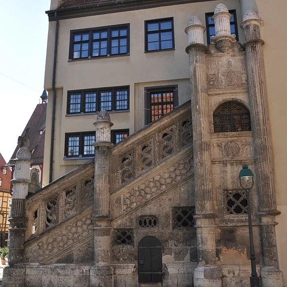 Blick auf das Rathaus in Nördlingen mit der eindrucksvollen Rathaustreppe.