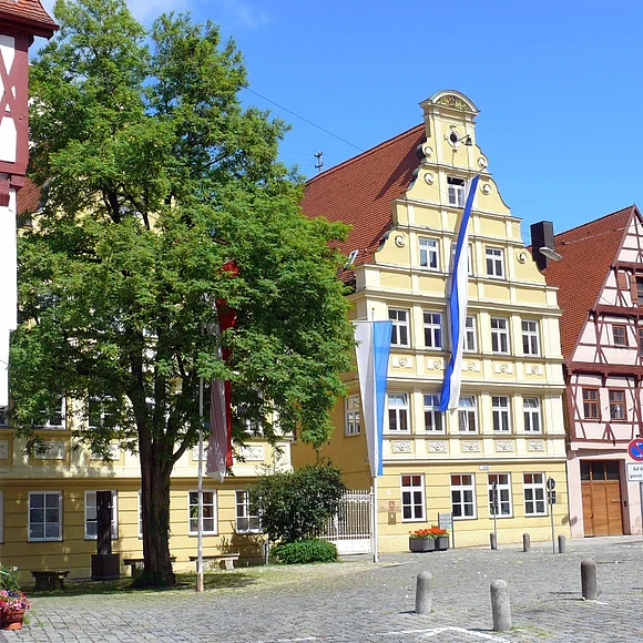Blick auf den Weinmarkt mit seinen alten Fachwerkhäusern.