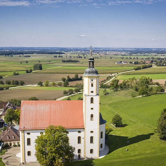 Weiter Blick auf das Ries mit der Wallfahrtsbasilika Maria Brünnlein im Vordergrund.
