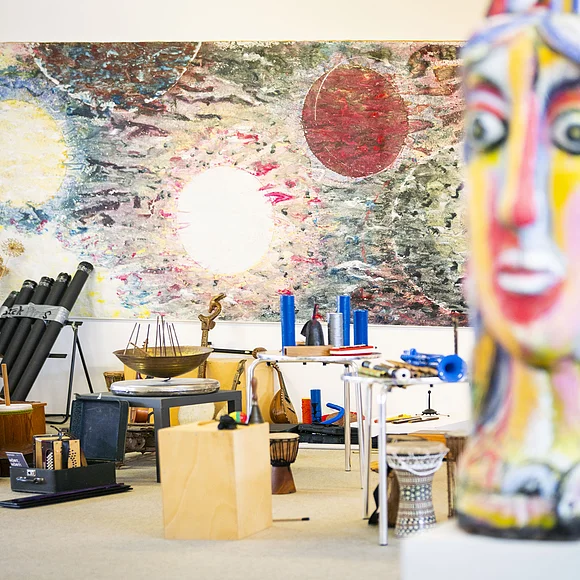 Musikalischer Raum mit künstlerischen Werken im Hintergrund im KunstMuseum Donau-Ries.