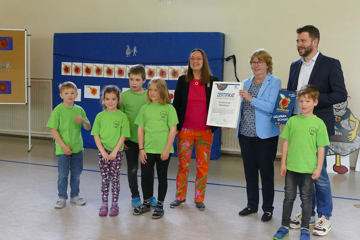 Gruppenfoto mit Kindern der Grundschule bei der Übergabe der Urkunde "Geopark Ries Schule".