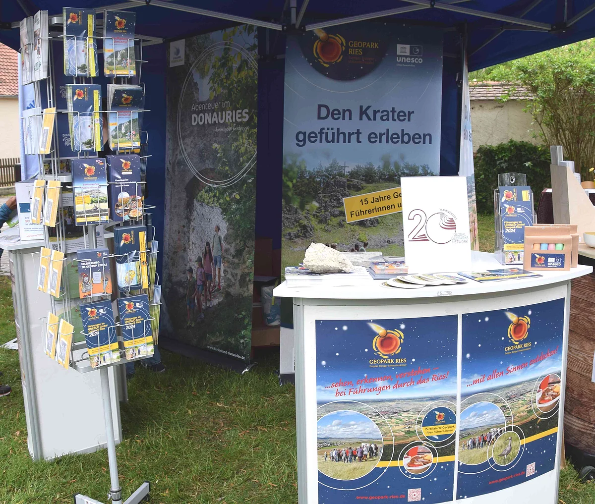 Am Informationsstand über den Geopark Ries gibt es einen Prospektständer und eine kleine Theke mit verschiedenen Broschüren.