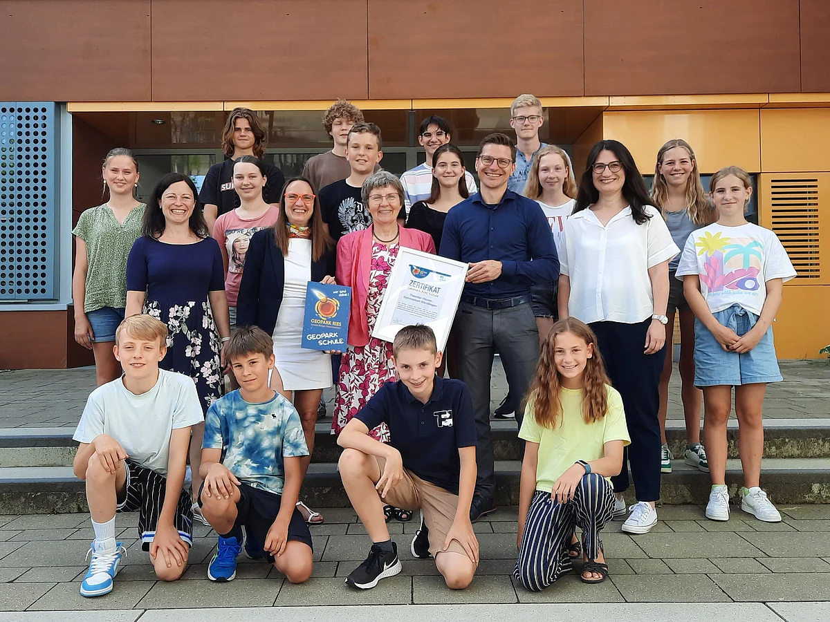 Gruppenfoto anlässlich der Überreichung der Urkunde "Geopark Ries Schule" an das Theodor-Heuss-Gymnasium Nördlingen mit Heike Burkhardt, Daniela Vogler, Dr. Renate Rachidi, Heike Hauck, David Wittner und Schüler:innen.