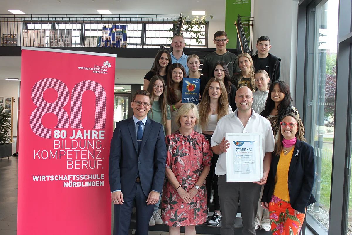 Gruppenfoto bei der Verleihung des Titels "Geopark Ries Schule" an die Wirtschaftsschule Nördlingen mit David Wittner, Manuela Stahl, Tobias Kreuzer, Heike Burkhardt und Schüler:innen.