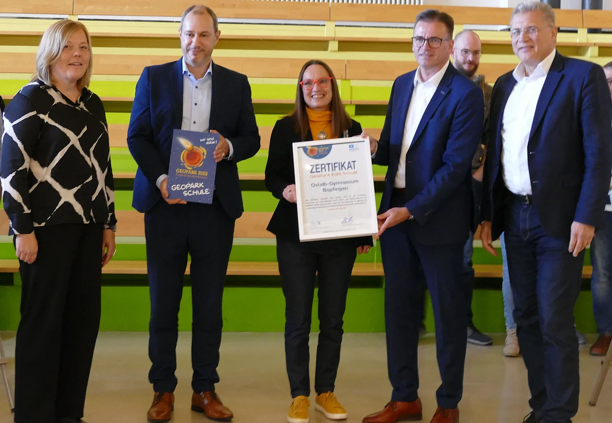 Heike Burkhardt und Joachim Bläse überreichen die Urkunde für die Geopark Ries Schule Ostalbgymnasium an Sabine Grobe, Dr. Pascal Bizard und Gunter Bühler.