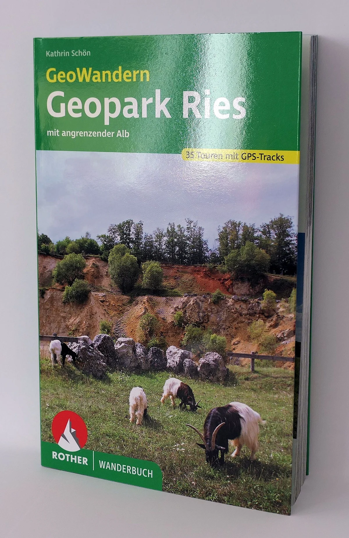 Das Cover des Buchs "GeoWandern Geopark Ries" zeigt weidende Ziegen in einem ehemaligen Steinbruch.