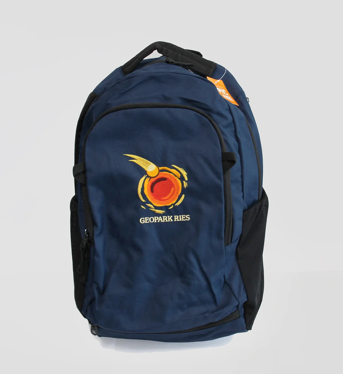 Ein dunkelblauer Rucksack trägt auf der Vorderseite das Logo des Geopark Ries.