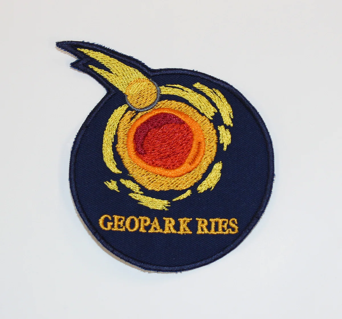 Ein Aufnäherpatch trägt das Logo des Geopark Ries.