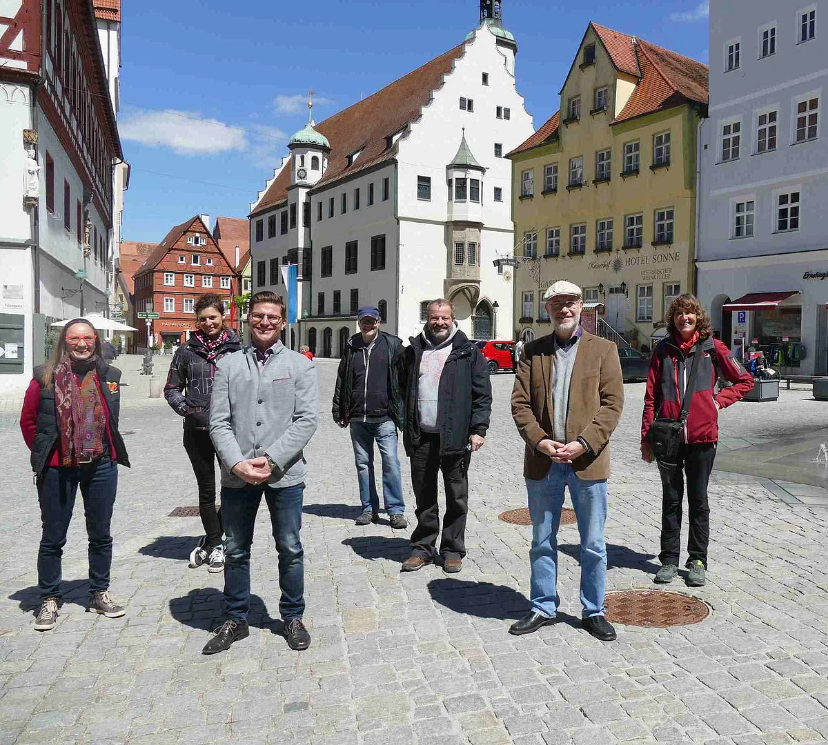 Auf einem gepflasterten Platz stehen Heike Burkhardt, David Wittner, Harald Lesch und Gisela Pösges zusammen mit einem Filmteam. Im Hintergrund sind die Gebäude einer Altstadt zu sehen.