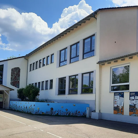 Außenansicht der Grundschule Reimlingen mit Geopark Ries Kinder-Infostelle