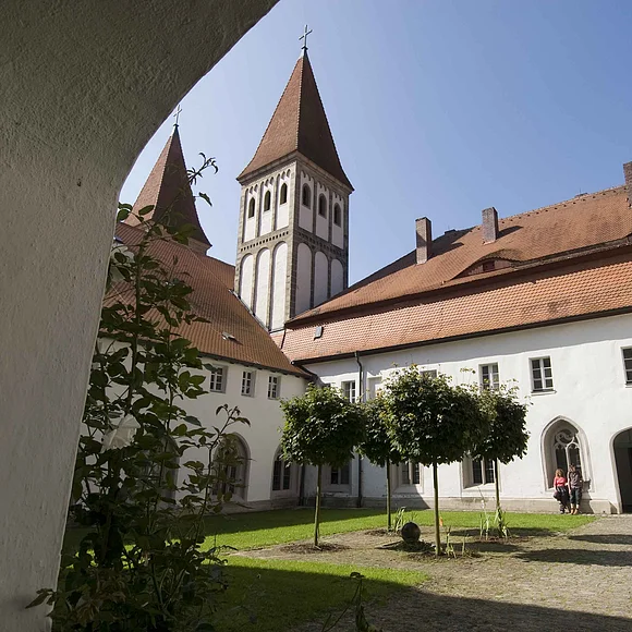 Klosterinnenhof Innenhof der Klosteranlage Heidenheim mit Blick auf die Türme des Münsters