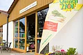 Durch eine geöffnete Glastür ist eine Palette mit Weinflaschen zu sehen. Neben der Tür steht eine Fahne mit der Aufschrift "Sonnenhof" und "frischer Spargel aus dem Donau-Ries - aus eigenem Anbau".