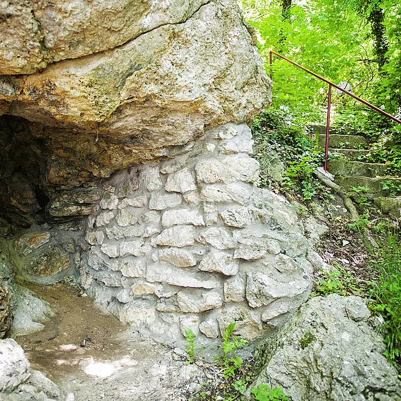 Der Treppenaufgang zum Wallersteiner Felsen.