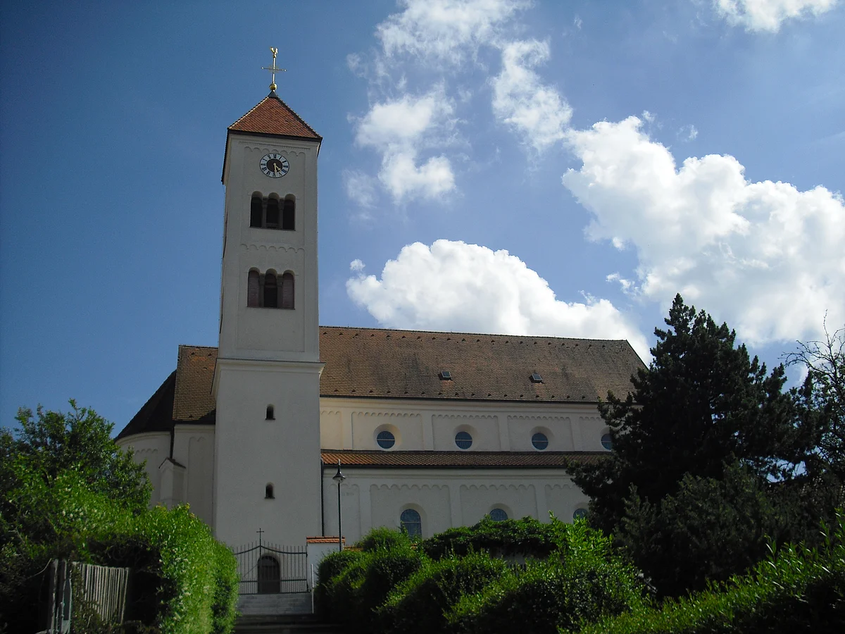 Blick auf die Pfarrkirche St. Jakob mit strahlend blauem Himmel.