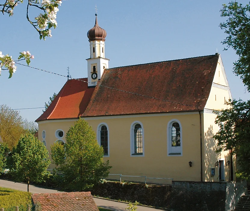 St. Thomas in Gunzenheim Blick auf die Filialkirche St. Thomas mit ihrem kleinen Kirchturm
