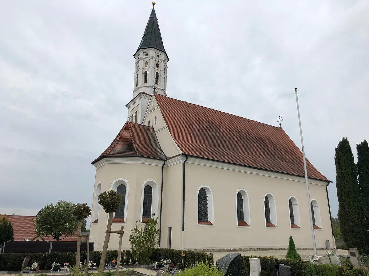 Blick auf die Kirche, den Kirchturm und den Friedhof.